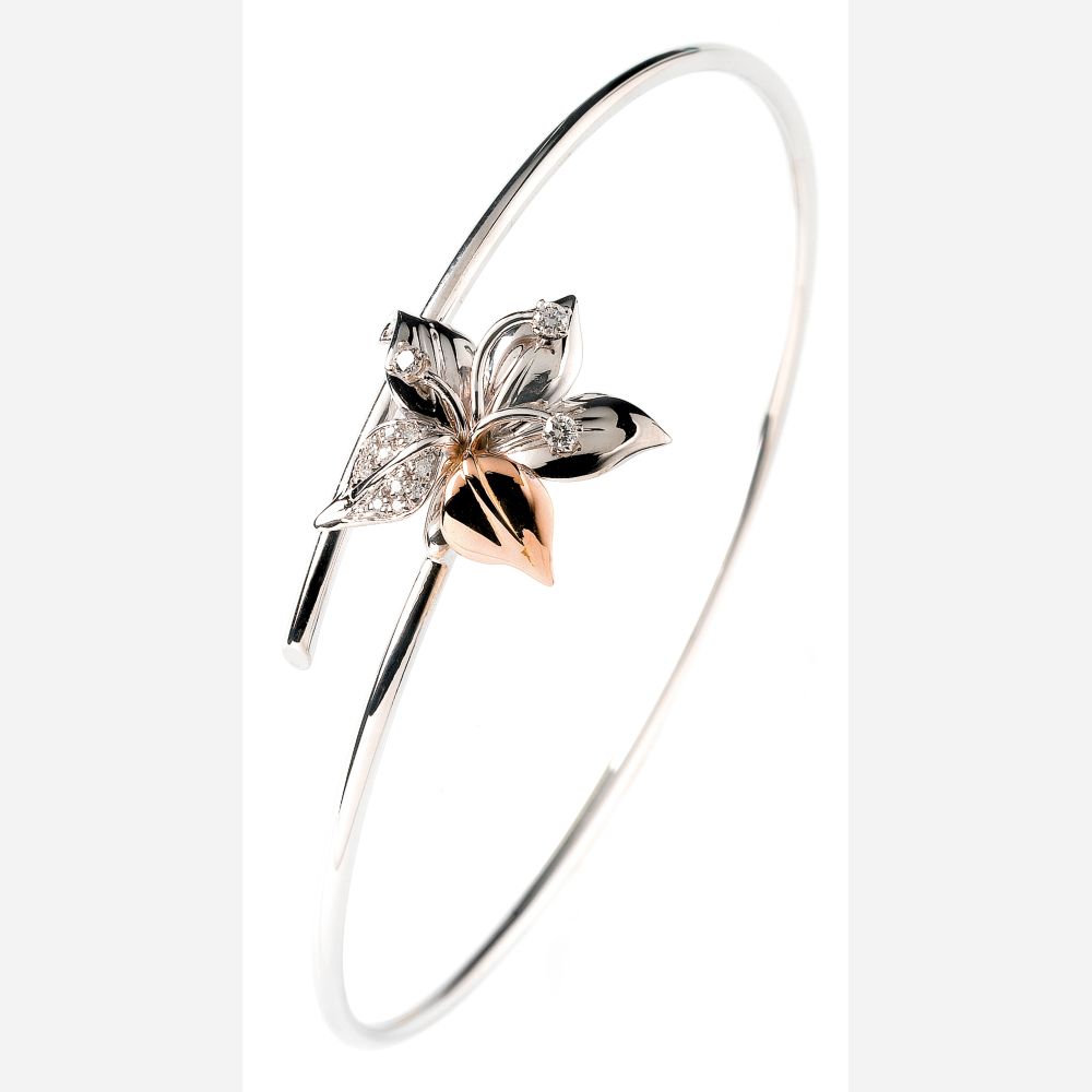 Extraordinary Handmade Italian Flower Bracelet 0.11 CT Diamonds